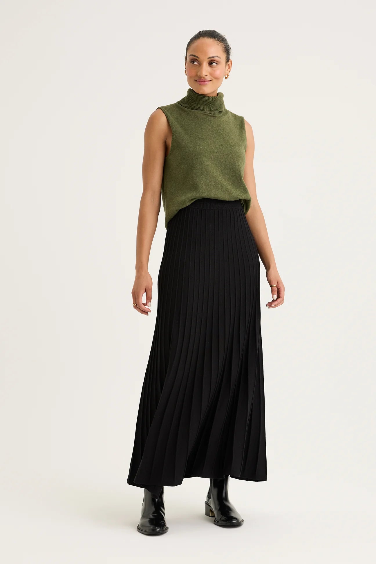 Yarra Trail - Cedar Skirt Khaki ( Black for style only )
