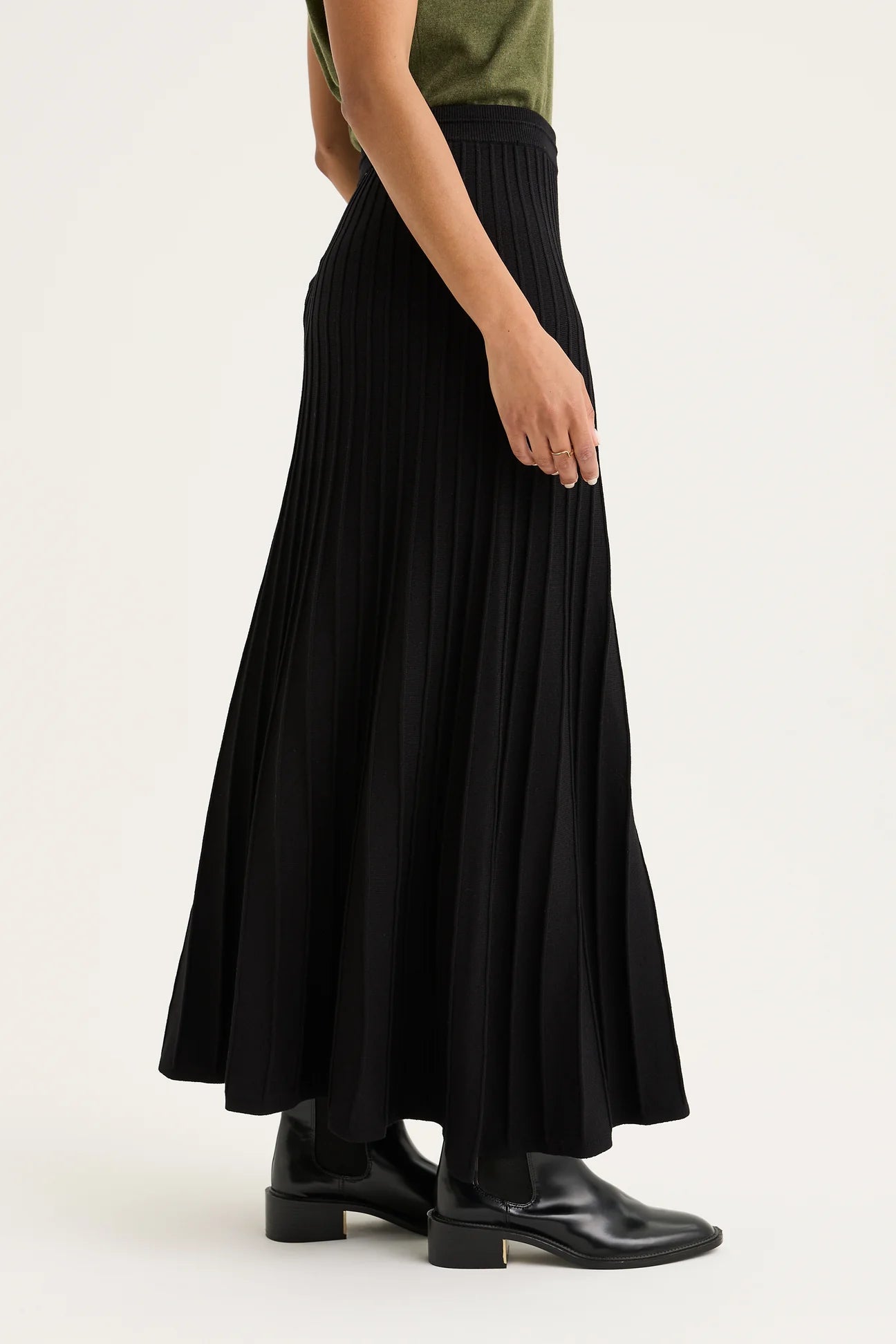 Yarra Trail - Cedar Skirt Khaki ( Black for style only )